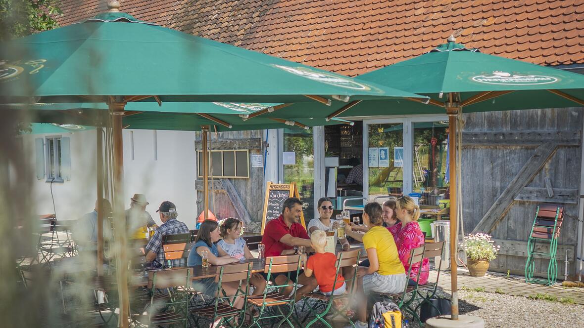 rosinger-hof-familien-im-biergarten